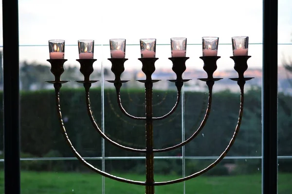 Wunderschöner menorah jüdischer 7-armiger Leuchter, der im Fenster steht, montieren zion im Hintergrund jerusalem israel — Stockfoto