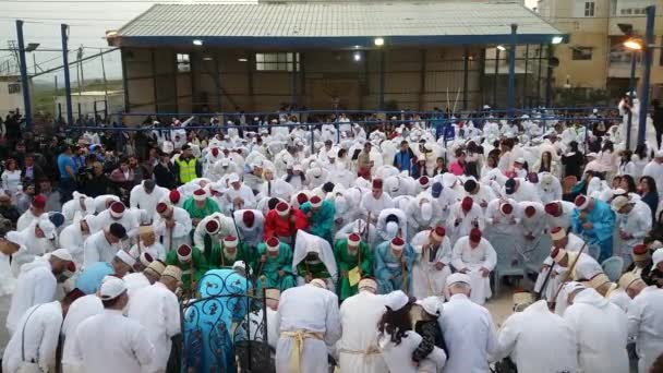 La gente samaritana en la tradicional Pascua sacrifica en el Monte Gerizim cerca cordero de Israel ciudad de Nablus 2017 de oeste Banco — Vídeo de stock