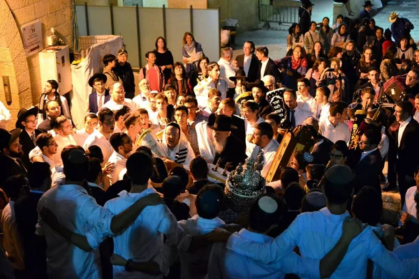 Jewish people celebrating Simchat Torah at western wall in the evening — Stock Photo, Image