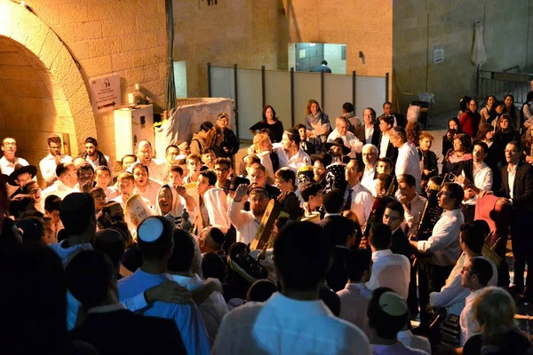 Jewish people celebrating Simchat Torah at western wall in the evening — Stock Photo, Image