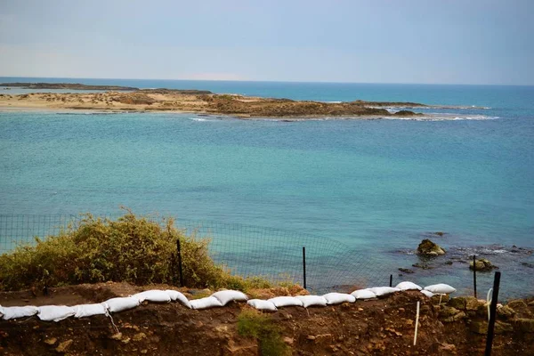 Brzegu Tel Dor beach, słynne historyczne archeologiczne biblijne Dor w Izraelu, Morze Śródziemne — Zdjęcie stockowe