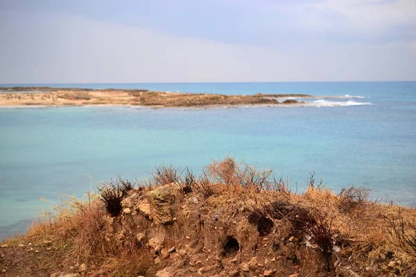 Pobřeží Tel Dor beach, slavné historické archeologická lokalita biblické Dor v Izraeli, Středozemní moře — Stock fotografie