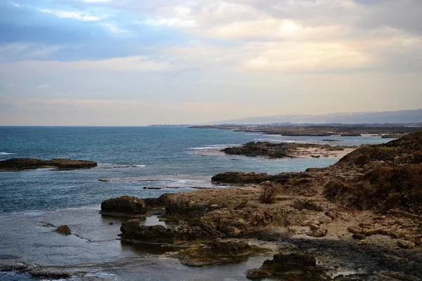 Pobřeží Tel Dor beach, slavné historické archeologická lokalita biblické Dor v Izraeli, Středozemní moře — Stock fotografie