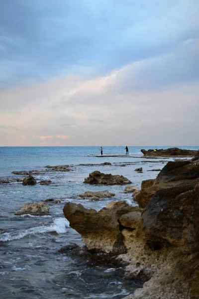 Берег пляжа Тель-Дор, знаменитый исторический археологический памятник Библейского Дора в Израиле, Средиземное море — стоковое фото