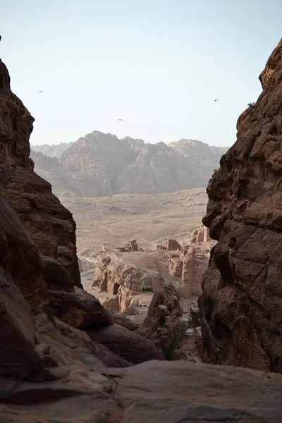 Petra, Jordania - starożytnego miasta Nabatejskie w czerwonych naturalnych skał i z obozowym, światowego dziedzictwa Unesco — Zdjęcie stockowe