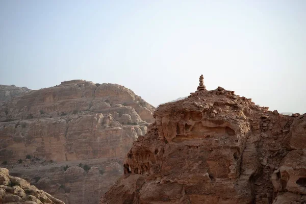 Petra, Jordanië - oude stad van Rethymnon in rood natuurlijke rots en met lokale bedoeïenen, Unesco werelderfgoed — Stockfoto