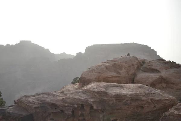 Petra, Jordania - starożytnego miasta Nabatejskie w czerwonych naturalnych skał i z obozowym, światowego dziedzictwa Unesco — Zdjęcie stockowe