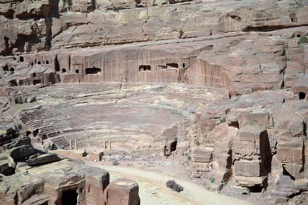 Antico teatro a Petra, Giordania antica città nabatea in roccia naturale rossa e con beduini locali, UNESCO — Foto Stock