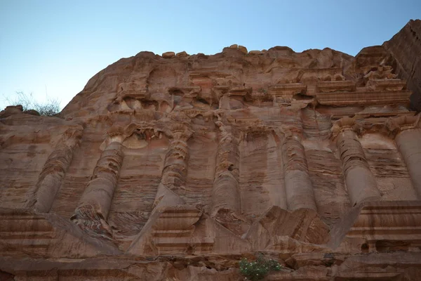 Petra, Jordanien - alte nabatäische Stadt in rotem Naturgestein und mit lokalen Beduinen, UNESCO-Weltkulturerbe — Stockfoto