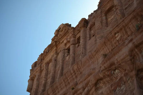 Petra, Jordanië - oude stad van Rethymnon in rood natuurlijke rots en met lokale bedoeïenen, Unesco werelderfgoed — Stockfoto