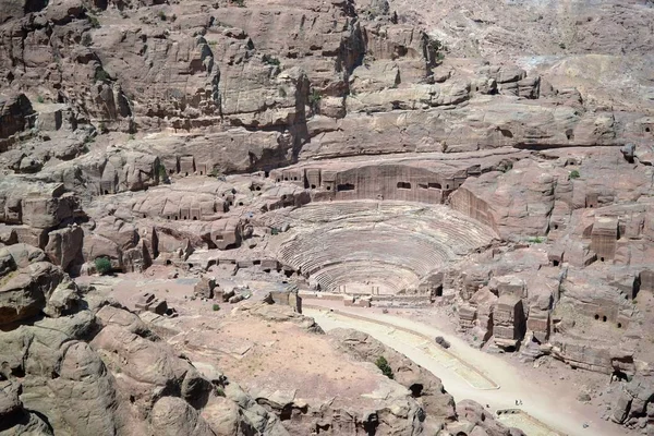 Antiguo teatro en Petra, Jordania - antigua ciudad de Nabatea en roca natural roja y con beduinos locales, UNESCO — Foto de Stock