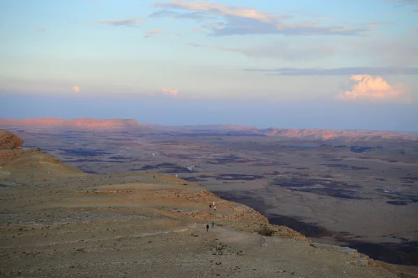 Zachód słońca w Mitzpe Ramon krateru, wielbłąd rock w Makhtesh Ramon, pustyni Negew South — Zdjęcie stockowe