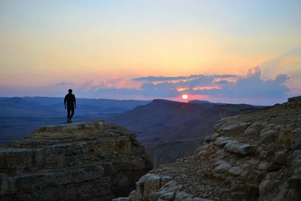 以色列南部内盖夫沙漠 makhtesh ramon 的骆驼岩 mitzpe ramon 火山口的日落 — 图库照片