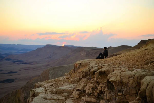 Makhtesh 라몬, 네 겝 사막, 남쪽 이스라엘에서 미트 제 페 라몬 분화구, 낙 타 바위에서 — 스톡 사진