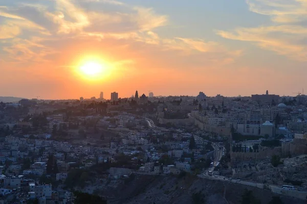 Vista do pôr-do-sol da cidade velha de Jerusalém, do Monte do Templo e da Mesquita Al-Aqsa do Monte. Scopus, Israel — Fotografia de Stock
