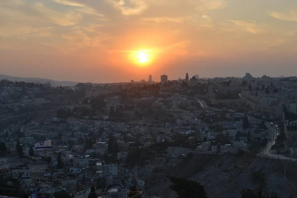 Solnedgång utsikt över gamla staden i Jerusalem, den Tempelberget och Al-Aqsa moskén från Mt. Scopus, Israel — Stockfoto