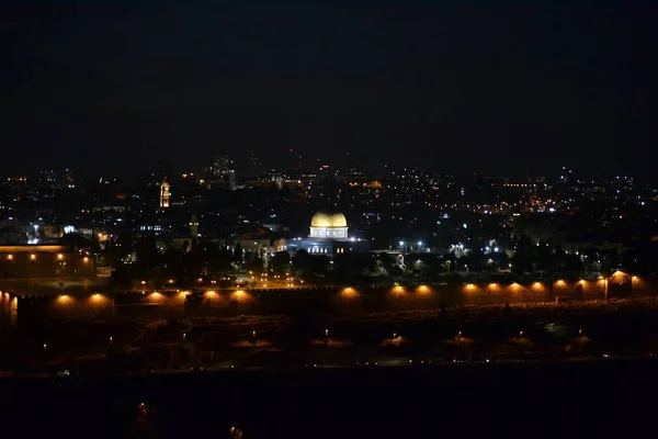 Kilátás nyílik a régi város Jeruzsálem, a templom-hegy és az Al-Aqsa mecset a Mt. Scopus, Jeruzsálem, Izrael, har-hazofim — Stock Fotó