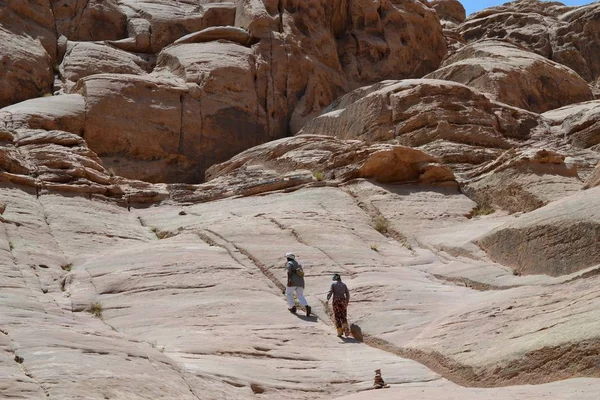 Tour del deserto attraverso le dune di sabbia del deserto Wadi Rum, Giordania, Medio Oriente, escursioni, arrampicata, guida — Foto Stock