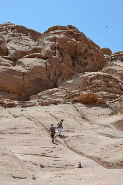 沙漠之旅通过瓦迪朗姆酒荒野沙丘, 约旦, 中东, 徒步旅行, 攀登, 驾驶 — 图库照片