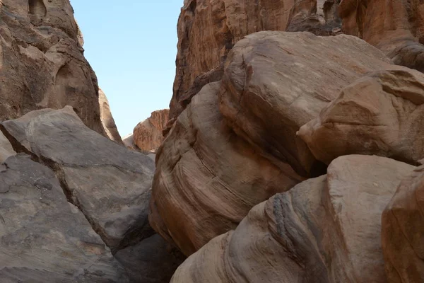 沙漠之旅通过瓦迪朗姆酒荒野沙丘, 约旦, 中东, 徒步旅行, 攀登, 驾驶 — 图库照片