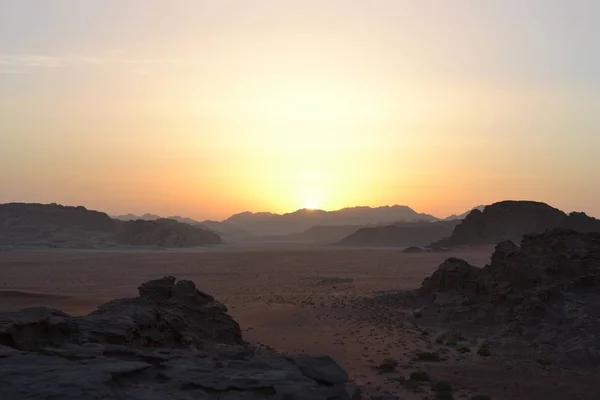 Zachód słońca przez wydmy pustyni Wadi Rum, Jordan, Bliski Wschód, turystyki pieszej, wspinaczki, jazdy na trasie pustyni — Zdjęcie stockowe