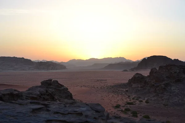 Zachód słońca przez wydmy pustyni Wadi Rum, Jordan, Bliski Wschód, turystyki pieszej, wspinaczki, jazdy na trasie pustyni — Zdjęcie stockowe