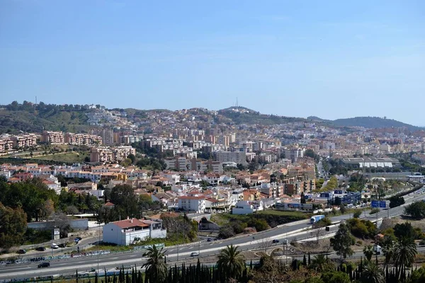Панорамный вид на город из парка в Малаге, сад Концепция, сад la concepcion в Малаге, Испания, ботанический сад — стоковое фото