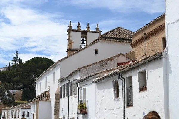 Ronda, andalúziai város Spanyolországban a Puente Nuevo-hídtól, a Tajo-szurdokot, a pueblo blanco felett — Stock Fotó