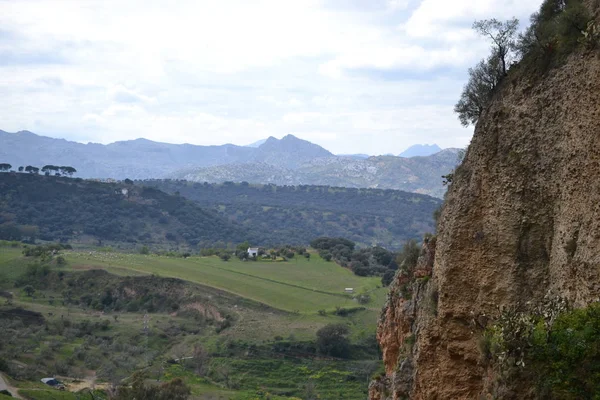 Ronda, andalusische Stadt in Spanien an der Brücke puente nuevo über die Tajo-Schlucht, pueblo blanco — Stockfoto