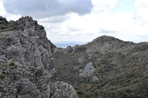 Bergwandern im Naturpark Sierra de Grazalema, Provinz Cadiz, Andalusien, Spanien, Richtung Benamahoma — Stockfoto