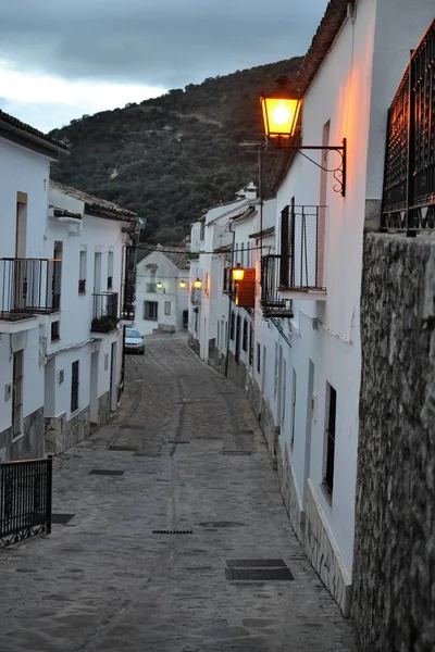 Benamahoma, Spanien, vit by city, pueblo blanco på Grazalema nationalpark, tallskogar, Andalusien — Stockfoto