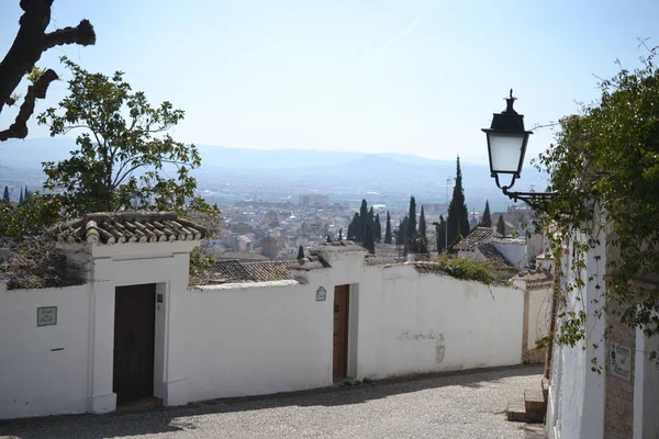 Granada, Alhambra, Andalúzia, Spanyolország, fehér falu, pueblo blanco és spanyol építészet város látképe — Stock Fotó