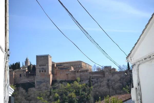 Výhledem na město Granada s Alhambra, Andalusie, Španělsko, bílé vesnice, pueblo blanco a španělská architektura — Stock fotografie