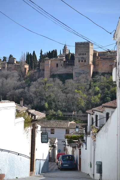 Granada, Alhambra, Andalúzia, Spanyolország, fehér falu, pueblo blanco és spanyol építészet város látképe — Stock Fotó