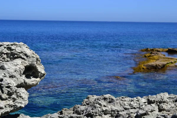 Vandra på kusten av naturliga park i Cabo de Gata, Almeria, Andalusien, Spanien, vulkaniskt område, havet och bergen — Stockfoto