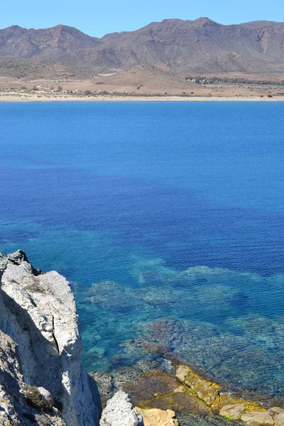 Πεζοπορία στην ακτή από το φυσικό πάρκο του Cabo de Gata, Αλμερία, Ανδαλουσία, Ισπανία, Θόαντα περιοχή, θάλασσα και βουνά — Φωτογραφία Αρχείου