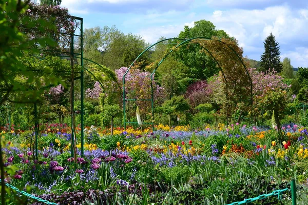 França Giverny Claude Monet jardim na primavera, flores e lagos mar rosa — Fotografia de Stock