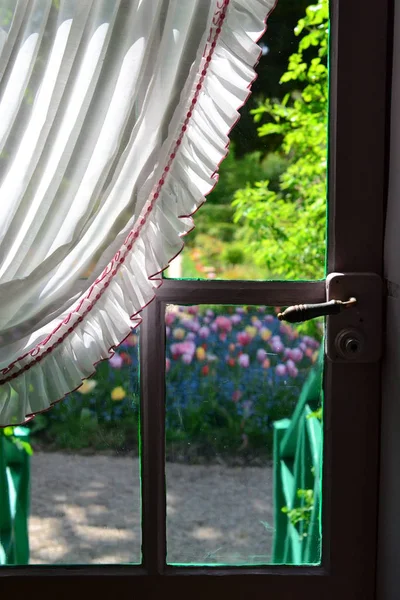 春、花と湖海でフランス ジヴェルニーのクロード ・ モネの庭園のバラ — ストック写真