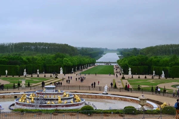 Fonte em Versalhes, França: Jardins do Palácio de Versalhes perto de Paris, França . — Fotografia de Stock