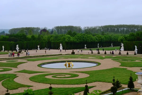 Fontän i Versailles, Frankrike: trädgårdarna i Versailles palatset nära Paris, Frankrike. — Stockfoto