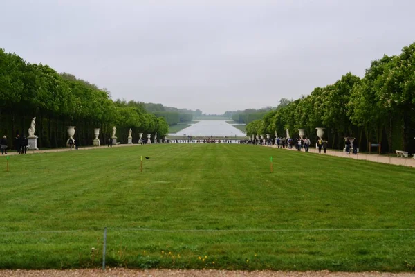 Franciaországban, Versailles-i parkban: a Versailles-i palota kertjében a következő látnivaló közelében: Párizs, Franciaország. — Stock Fotó