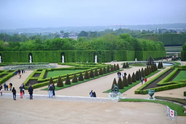 Parken i Versailles, Frankrike: trädgårdarna i Versailles palatset nära Paris, Frankrike. — Stockfoto