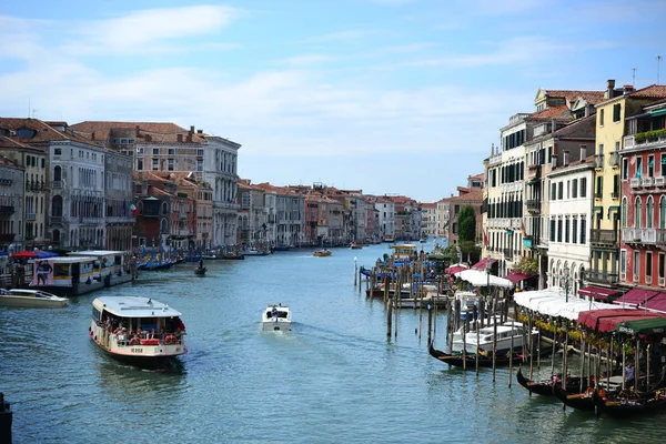 Bella città colorata di Venezia, Italia, con architettura italiana, gondola, barche e ponti sul canale Foto Stock