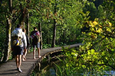 Yürüyüşçüler Plitvice Gölleri Milli Parkı, Turkuaz göller ve şelaleler Hırvatistan - Unesco Dünya Mirası