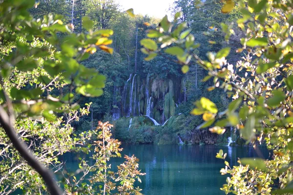 プリトヴィツェ湖群国立公園、ターコイズ ブルーの湖、滝のクロアチア - ユネスコ世界遺産 — ストック写真