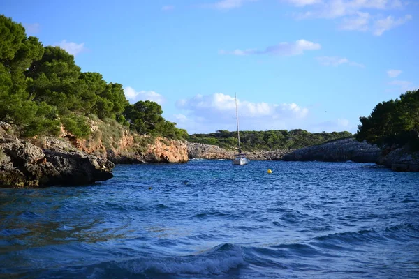 Ηλιοβασίλεμα στην παραλία Cala Μιτιάνα και Cala dor πόλη, νησί Πάλμα Μαγιόρκα, Ισπανία — Φωτογραφία Αρχείου