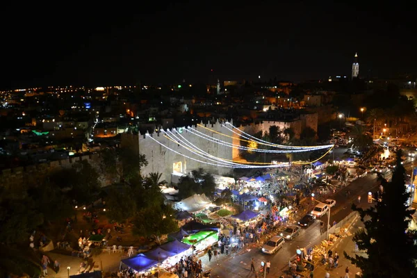 Porte de Damas entrée à la vieille ville Jérusalem Palestine Israël la nuit avec des lumières pendant le Ramadan — Photo