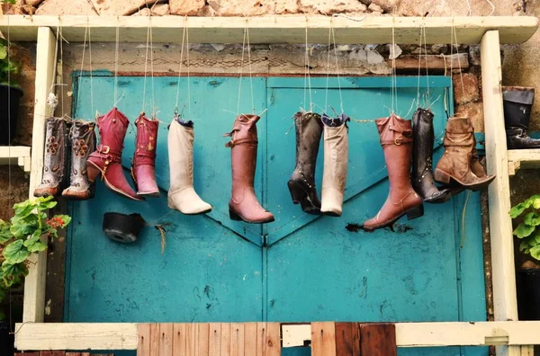 Curiosities in Acre, Akko, boots and shoes, handbags, as flower pots, exterior design and decoration, in Israel — Stock Photo, Image