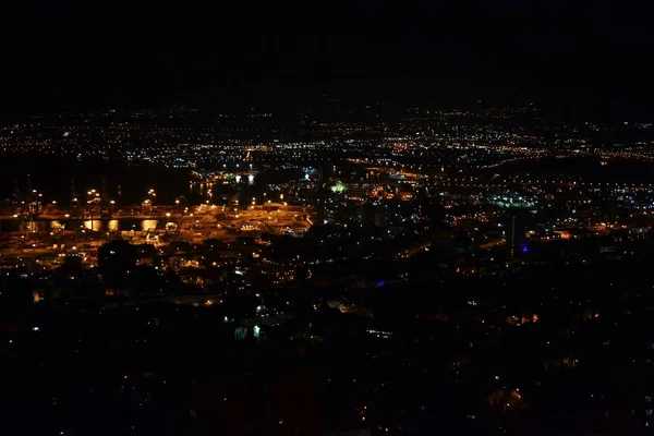 Uitzicht op Downtown Haifa en poort van de Bahai tuinen op Mt Karmel nachts, Israël — Stockfoto