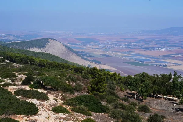 Monte Gilboa, donde cayó el rey Saúl, vista desde la cima de la montaña hasta el valle de Israel en tiempo de otoño —  Fotos de Stock
